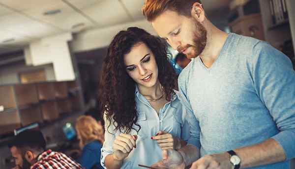 Hoe te flirten met een man op het werk zonder lijnen te overschrijden