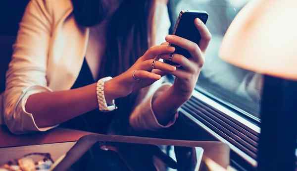 Hvordan få din knusing til å sende deg en sms tilbake med 12 smarte meldinger