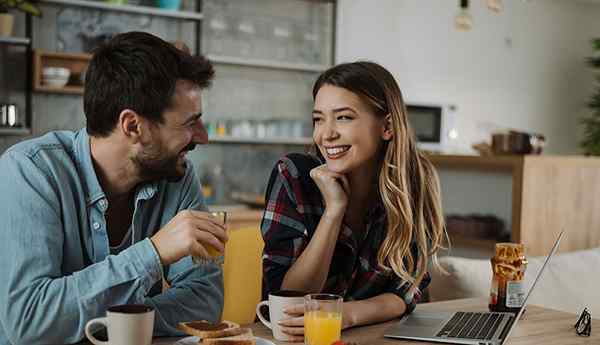 Comment faire savoir à un gars qu'il peut te toucher? Dites-lui simplement!