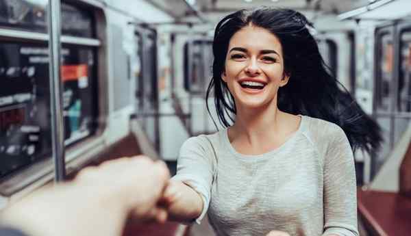 Wie man ein Mädchen zum Lachen bringt und 29 Möglichkeiten dazu bringen, sich in dich verknallt zu machen