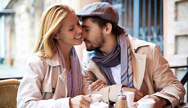 Come compiacere la tua ragazza e farla sentire amata e fortunata