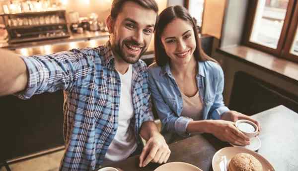 Cómo hacer que una chica sutilmente sepa que estás interesado y como ella sin palabras