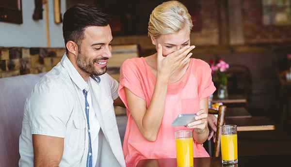 Cómo saber si a un chico le gustas en el trabajo 15 señales que te está golpeando