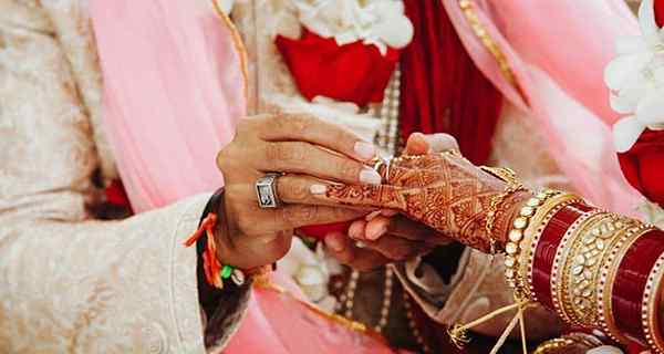 Interkulturelt ekteskap En blanding av tradisjoner og personligheter