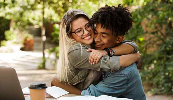 Promposal ideer 33 søde, kreative måder at bede en pige om at prom & få et ja