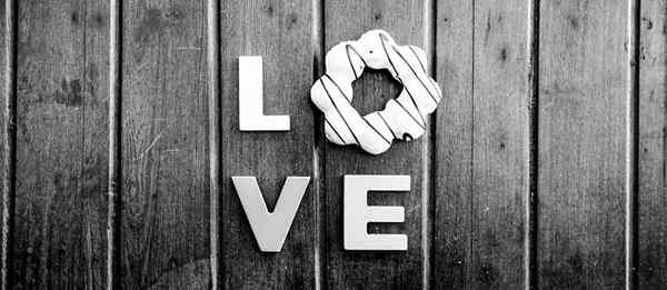 Romantikos kalbos penki būdai mylėti ir būti mylimi