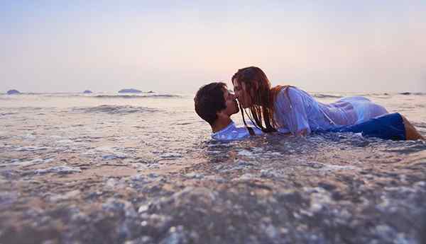 Seks op het strand, het stelgids om ondeugend, kinky plezier van het water te hebben