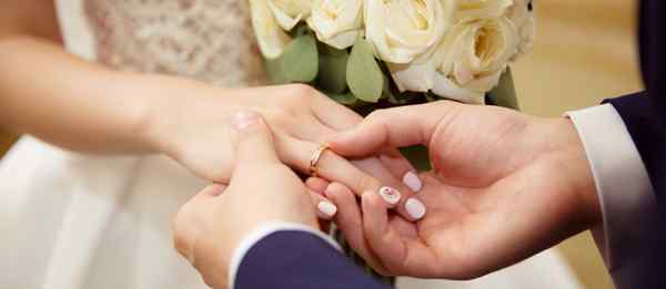 Symbolik und Versprechen über den Austausch von Ehering