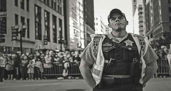 Los pros y los contras de salir con un oficial de policía, explicados