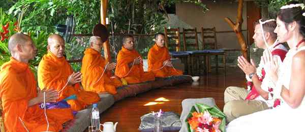 Traditionele boeddhistische bruiloftsgeloften om uw eigen te inspireren