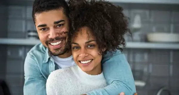 Perché le coppie iniziano a sembrare uguali in un matrimonio dopo decenni di vita insieme?