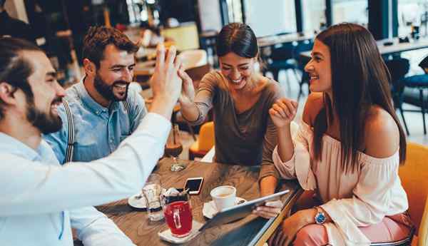 Pourquoi les filles aiment les gars et les lignes drôles à dire pour lui donner envie de parler plus