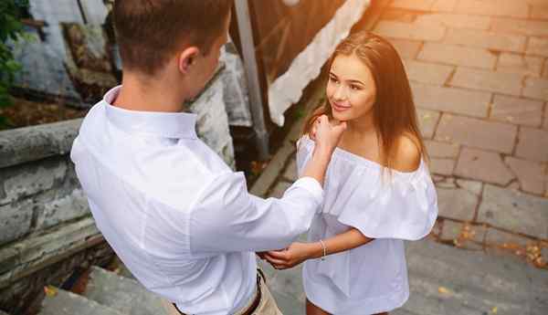 Pourquoi les gars aiment les filles courtes et les signes subtils pour dire si vous êtes son type