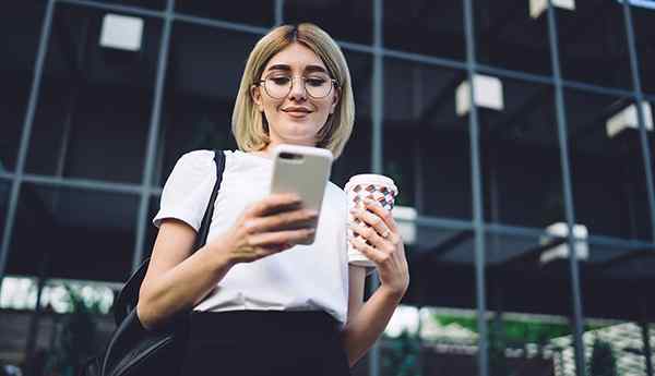 Perché dovresti prenderti una pausa dagli appuntamenti online per trovare l'amore