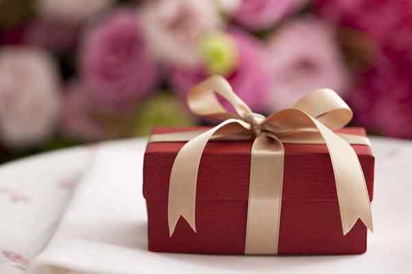 10 beste bruiloft cadeau -ideeën die pasgetrouwden zouden willen ontvangen