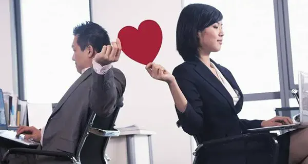 15 tecken på att din manliga kollega gillar dig