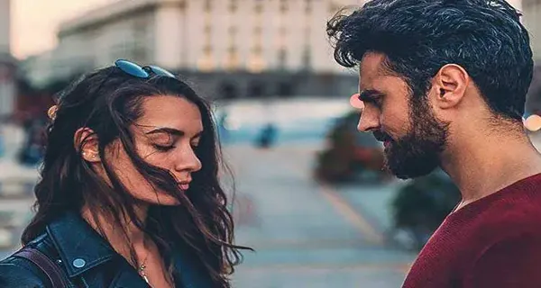 8 cose da fare quando un ex ti contatta anni dopo