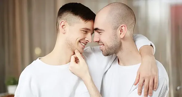 Une histoire d'amour de deux hommes… ce qu'il lui donne fera passer votre cœur aww!