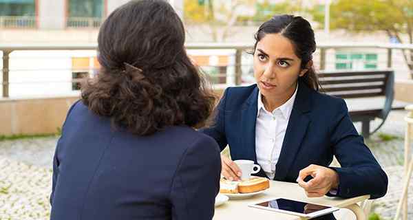 Le donne sono cablate per cercare la convalida dagli uomini?