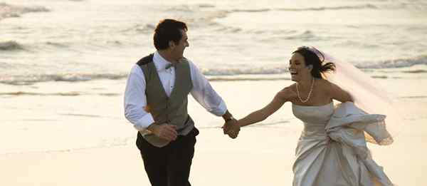 Mais recente traje de casamento casual na praia para os noivos