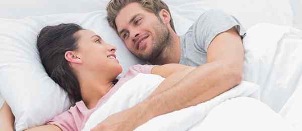 ¿Qué es la charla de almohada y cómo es beneficioso para su relación?